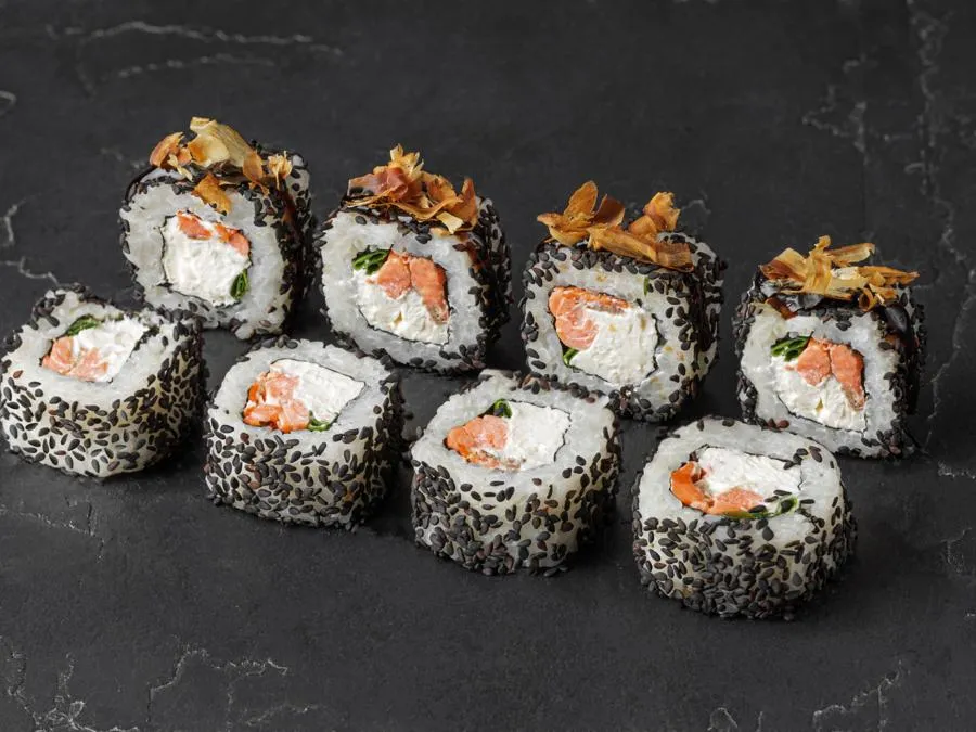 Ролл блэк с лососем